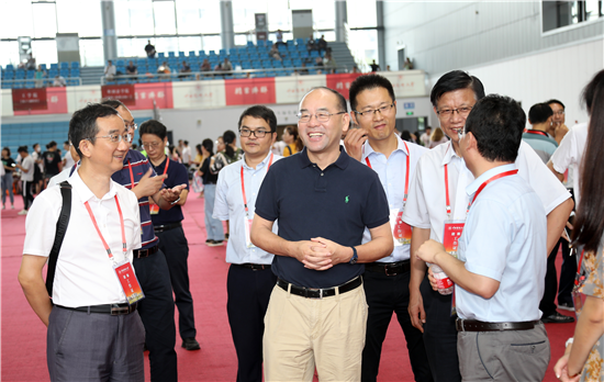 （供稿 教育列表 三吴大地南京 移动版）中国药科大学新生报到 用滴胶“凝固”心动瞬间