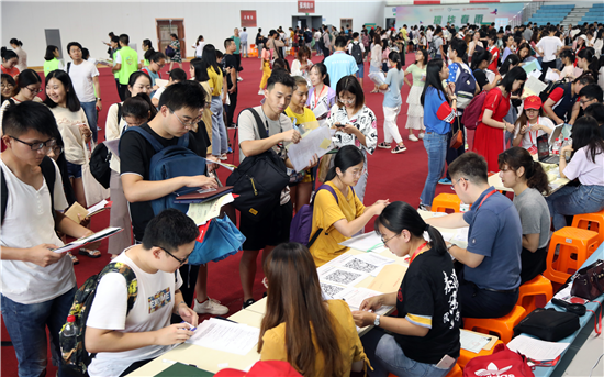 （供稿 教育列表 三吴大地南京 移动版）中国药科大学新生报到 用滴胶“凝固”心动瞬间